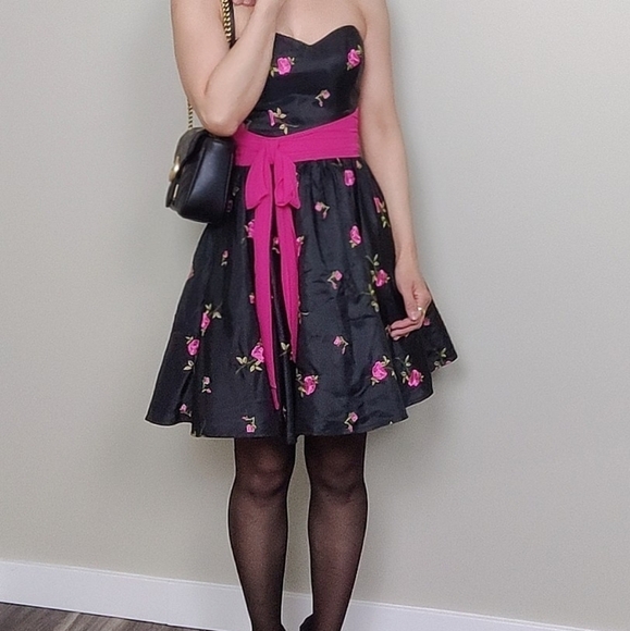 Betsey Johnson EVENING COLLECTION Size 0 Black satin dress with pink embroidered - Picture 12 of 12